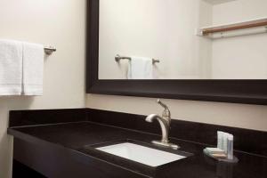 Queen Room with Two Queen Beds - Non-Smoking room in Travelodge by Wyndham Bakersfield