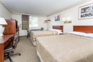 Double Room with Two Double Beds - Smoking room in Super 8 by Wyndham Colorado Springs/Chestnut Street