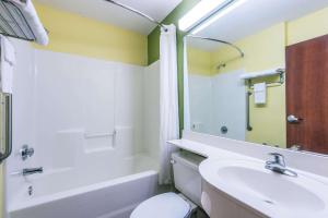 Queen Room - Non-Smoking room in Microtel Inn & Suites by Wyndham Auburn