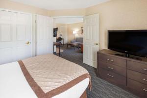 Birch Hill Suites Detroit-Warren