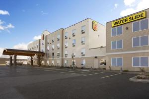 Super 8 by Wyndham Lloydminste..