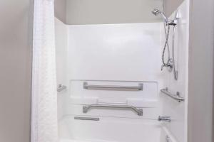 King Room - Non-Smoking room in Super 8 by Wyndham Rainsville
