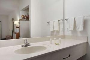 Super 8 by Wyndham ChatsworthDalton