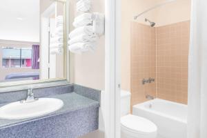 King Room - Smoking  room in Hotel Express Anniston/Oxford