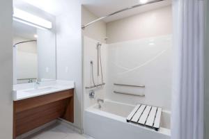 Deluxe Queen Room - Disability Access/Non-Smoking room in Microtel Inn & Suites Windham