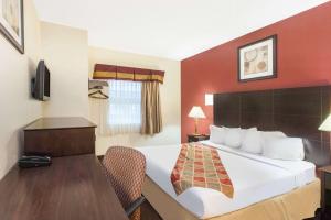 King Room - Non-Smoking room in Travelodge by Wyndham Romulus Detroit Airport