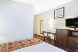 King Room - Disability Access/Non-Smoking room in Travelodge by Wyndham Romulus Detroit Airport