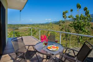 Villa Kiskadee - Beautiful Mountain Views with Private Pool