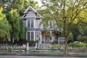 Hennessey House Bed and Breakfast