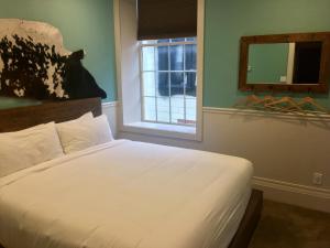 Standard King Room room in The Groveland Hotel