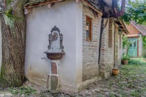 Dominic Boutique, Little Barn , Cloasterf