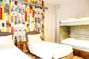 Posto Letto in Dormitorio Maschile con 4 Letti e Bagno Interno