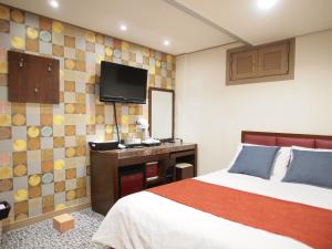 Phòng giường đôi có phòng tắm riêng (Double Room with Private Bathroom)