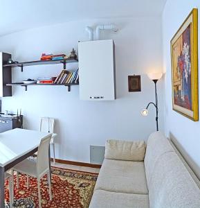 La Quiete17 fenced garden apartment by Gardadomusmea