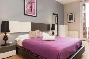 Three-Bedroom Apartment room in Akira Flats Roger de Flor Chic apartment