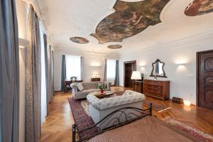 Codelli Deluxe Fresco City Centre APP With Balcony