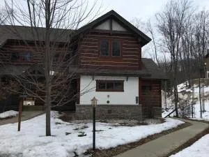 Boyne Mountain Creekside Condo - Boyne Falls