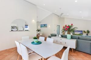 HighTide On Noosa Sound