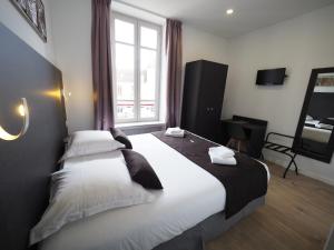 Hotels Hotel Le Biarritz - Vichy : photos des chambres