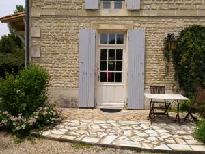 Maisons d'hotes Le Logis de Vallans : Chambre Familiale avec Terrasse 