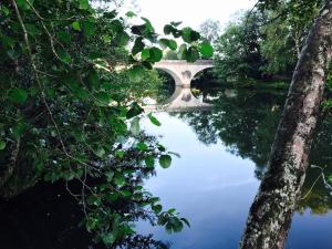 Chambres au calme au bord de la rivière avec parc arboré Villa 2 Pas Sages à 30 min de Saint-Émilion, 1h de Bordeaux
