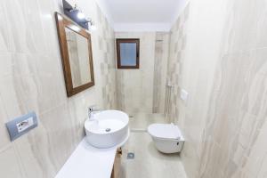 Twin Room with City View room in Hotel Onufri