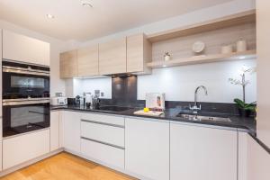 Portobello Apt with Floor-to-Ceiling Views