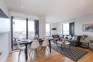 Portobello Apt with Floor-to-Ceiling Views - London