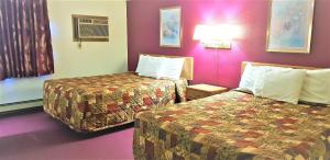 Queen Room with Two Queen Beds room in AmeriVu Inn & Suites-Avon