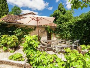 Maisons de vacances Cosy Holiday Home in Bourgnac with Private Pool : photos des chambres