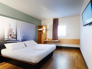 Hotels B&B HOTEL Les Herbiers : photos des chambres