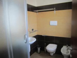 Habitación con cama grande