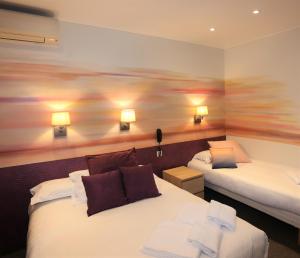 Hotels Hotel Pavillon Imperial : Chambre Triple avec Fenêtre - Vue sur Mur Peint