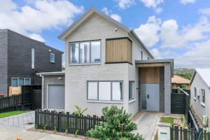 Hero Holiday House