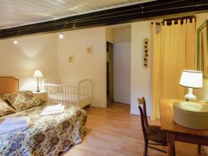 Maisons de vacances Comfy Holiday Home in Bourgnac with Swimming Pool : photos des chambres