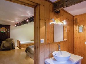 Maisons de vacances Comfy Holiday Home in Bourgnac with Swimming Pool : photos des chambres