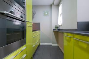 Apartamento Plaza de Castilla II - Urbano con Estilo y Funcional