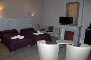 Hotels Hotel restaurant MARTINEZ : photos des chambres