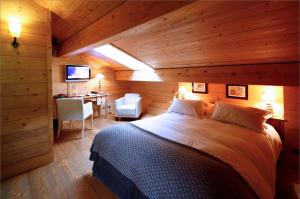 Hotels Hotel La Ferme du Chozal, Chalet de tradition : photos des chambres