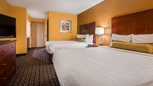 Queen Room with Two Queen Beds - Disability Access room in Best Western Milton Inn