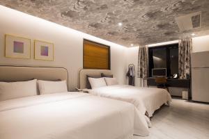 Brown-Dot Hotel Choeup