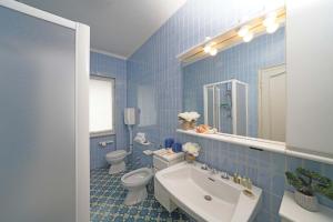 Villa Gecko, lovely family villa with private pool 100m from lake and shops, Villas Gardone Riviera - big - 16