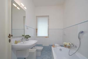 Villa Gecko, lovely family villa with private pool 100m from lake and shops, Villas Gardone Riviera - big - 18