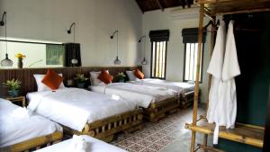 Phòng Gia đình Nhìn ra Vườn (Family Room with Garden View)