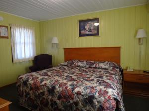 King Room room in Pine Ridge Motel
