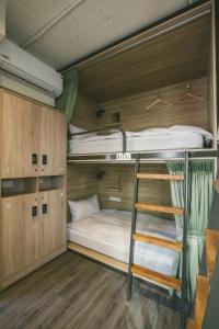 Stray Birds Taichung Hostel