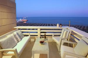 Apartment with a beautiful Seafront Views Makenzie Apartment 101