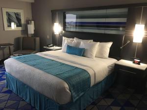 King Room with Roll-In Shower - Disability Access room in Best Western Plus Spartanburg