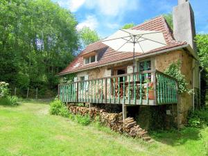 Maisons de vacances Quaint Cottage in Juillac with Private Garden : photos des chambres