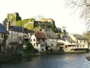 Maisons de vacances Quaint Cottage in Juillac with Private Garden : photos des chambres